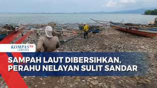 sisa-sampah-di-pantai-sukaraja-jadi-landasan-perahu-nelayan