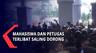 duduki-kantor-dprd-mahasiswa-saling-dorong-dengan-polisi