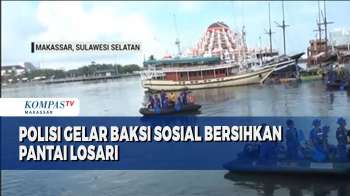 Polisi Gelar Baksi Sosial Bersihkan Pantai Losari