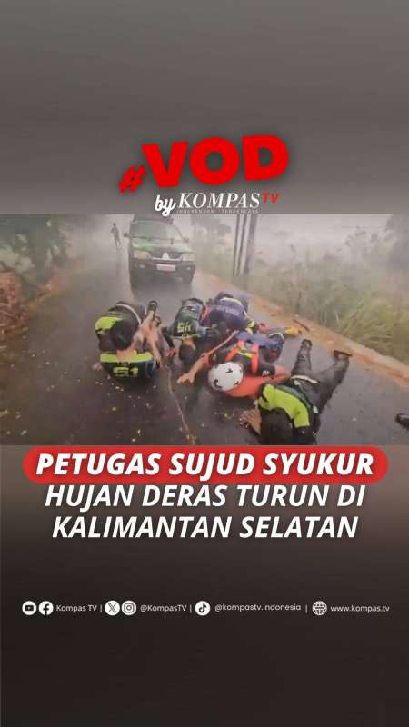 Viral Petugas Pemadam Karhutla Sujud Syukur Hujan Deras Turun di Kalimantan Selatan