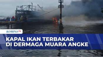 Kapal Ikan Terbakar di Muara Angke, Begini Usaha Damkar Padamkan Api | SAPA MALAM