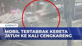 Detik-detik Minibus Ditabrak Kereta Di Cengkareng, Mobil Terjun Ke Bantaran Kali
