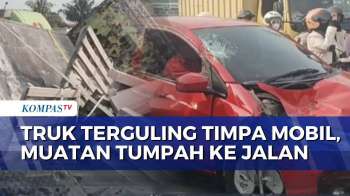 Truk Bermuatan Hebel Terguling Dan Timpa Minibus Di Cakung | SAPA MALAM
