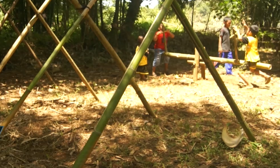 Di Maros, Ada Kampung Bambu yg Sajikan Permainan Tradisional - Permainan Tradisional Yang Terbuat Dari Bambu