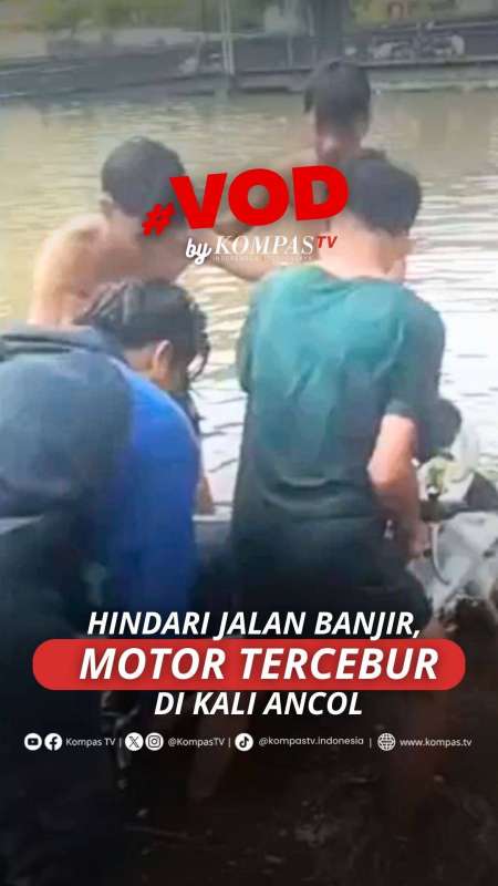 HINDARI JALAN BANJIR, MOTOR TERCEBUR DI KALI ANCOL