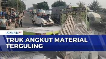 Truk Angkut Material Batu Bata Ringan Terguling Di Jakarta Timur | KOMPAS PETANG