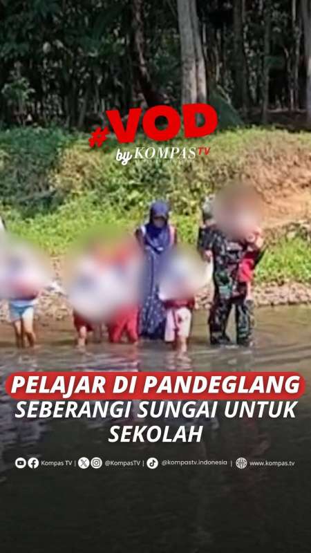PELAJAR DI PANDEGLANG SEBERANGI SUNGAI UNTUK SEKOLAH