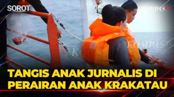 [FULL] Pecah Tangis Anak Jurnalis Saat Tabur Bunga Di Perairan Anak Krakatau