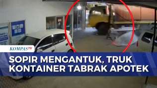 detik-detik-truk-kontainer-tabrak-apotek-hingga-ambruk-di-polewali-mandar-berut