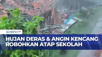Atap Bangunan SMKN 1 Gunung Putri Ambruk Diterjang Hujan Badai, Siswa Panik Keluar Kelas