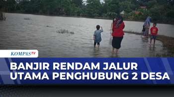 Di Karawang, Banjir Putus Jalan Penghubung Dua Kecamatan