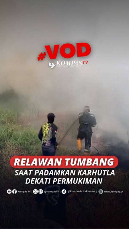  RELAWAN TUMBANG SAAT PADAMKAN KARHUTLA DEKATI PERMUKIMAN