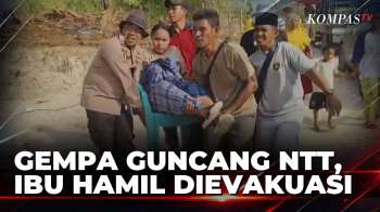 Gempa M 7,7 Guncang NTT, Polisi Dan Warga Gotong Royong Evakuasi Ibu Hamil Dengan Kursi Plastik