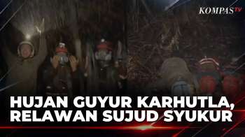 Akhirnya! Hujan Deras Guyur Karhutla Di Pontianak, Relawan Sujud Syukur | KOMPAS SIANG