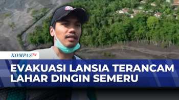 Banjir Lahar Semeru: Petugas Angkut Lansia Pakai Tandu | KOMPAS SIANG