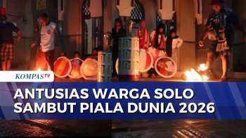 Santri di Solo Rayakan Piala Dunia 2026 dengan Tradisi Bermain Sepak Bola Api