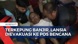 petugas-evakuasi-lansia-penderita-stroke-dari-kepungan-banjir-di-jember