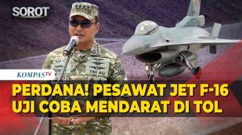 Pertama Kali! Aksi Pesawat Tempur F-16 TNI AU Uji Coba Mendarat di Jalan Tol Trans Sumatera