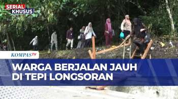 Cukup Berbahaya, Warga Nekat Berjalan Kaki Lintasi Tepi Longsoran