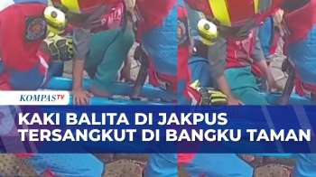 Damkar Bantu Kaki Balita Tersangkut Di Bangku Taman | BERITA UTAMA