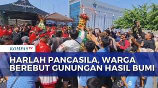 peringati-harlah-pancasila-warga-blitar-berebut-gunungan-lima-hasil-bumi-berut