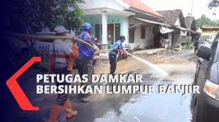 petugas-damkar-dikerahkan-bersihkan-lumpur-banjir-panti