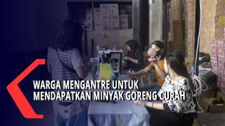warga-mengantre-untuk-mendapatkan-minyak-goreng-curah