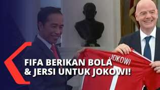 jalin-kerja-sama-erat-fifa-berikan-cendera-mata-berupa-bola-jersi-untuk-presiden-jokowi