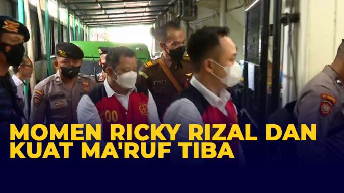 Momen Ricky Rizal dan Kuat Ma ruf Tiba di PN Jaksel, Terpisah dengan ...
