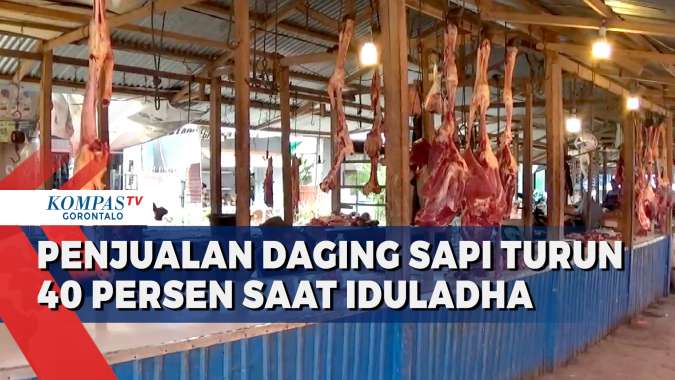 Pembeli daging sapi di pasar tradisional saat Lebaran