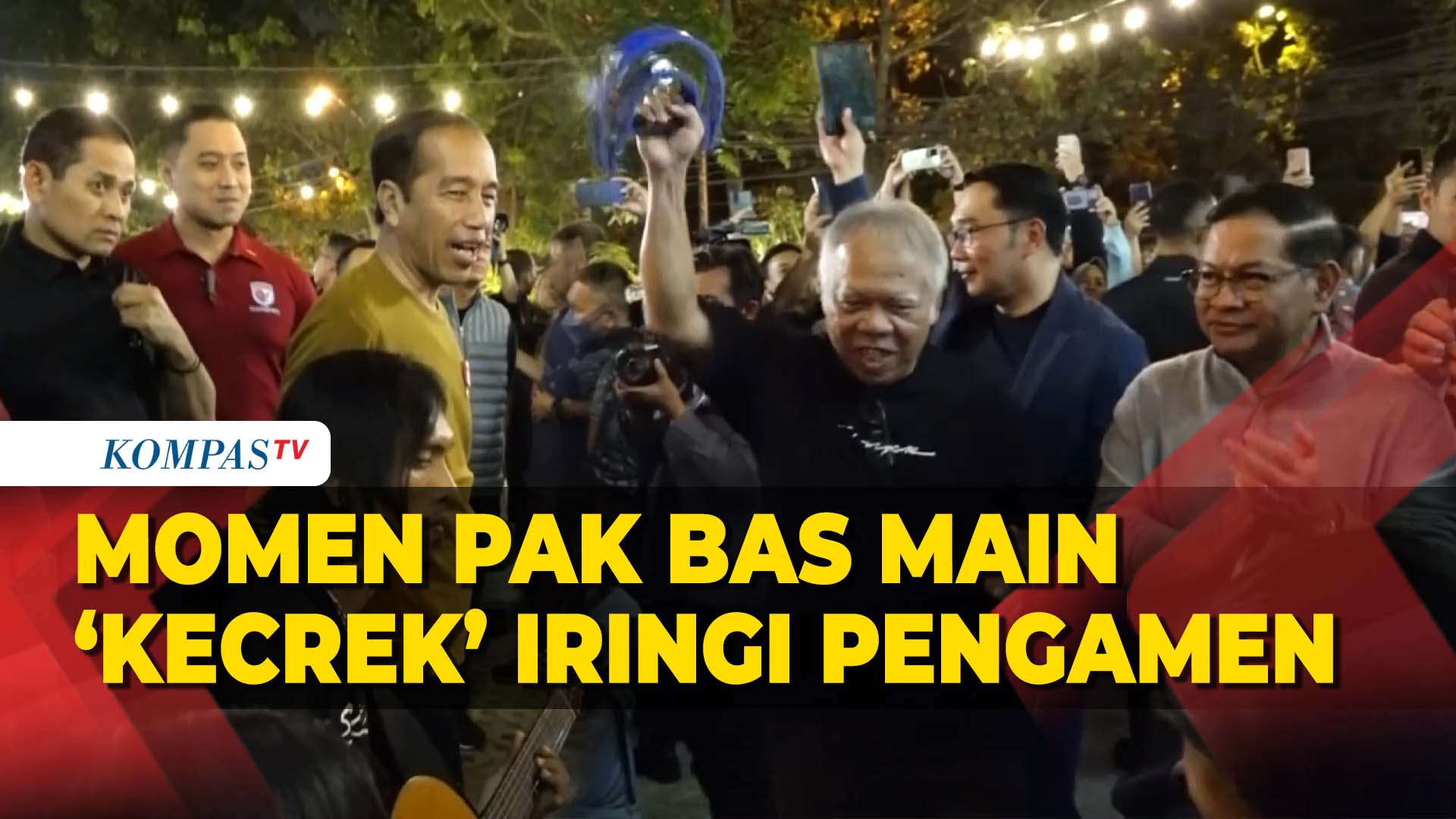 Menteri Basuki Main ‘Kecrek’ Iringi Pengamen Usai Temani Jokowi Ngopi di Bandung