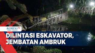 dilintasi-eskavator-jembatan-ambruk