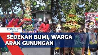 petani-lumajang-sedekah-hasil-bumi-warga-berebut-gunungan