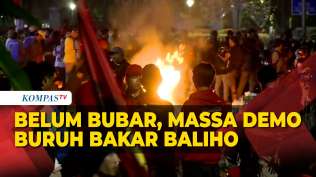 demo-buruh-belum-bubar-massa-bakar-baliho-hingga-kayu-di-kawasan-patung-kuda