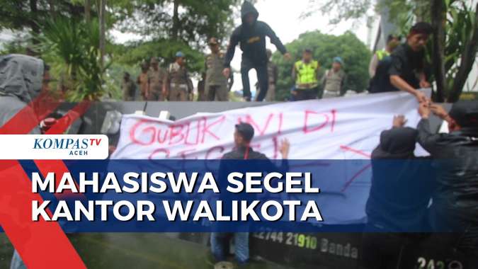Mahasiswa Segel dan Bakar Ban di Kantor Walikota Banda Aceh