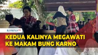 begini-ekspresi-megawati-saat-kedua-kali-ke-makam-bung-karno-jelang-pemungutan-suara