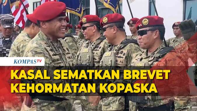 Momen KASAL Muhammad Ali Sematkan Brevet Komando Pasukan Katak