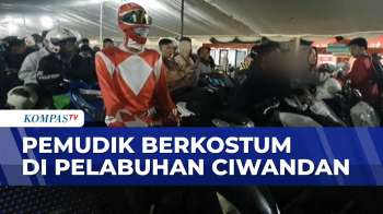 Pemudik Berkostum Power Rangers Curi Perhatian di Pelabuhan Ciwandan