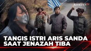 Duka Tanah Papua, Tangis Sinta Bilolo Pecah Saat Jenazah Aris Sanda Dipulangkan ke Toraja | BERUT