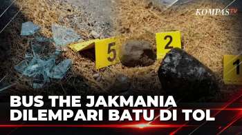 Bus The Jakmania Dilempari Batu di Tol Palikanci, Dua Suporter Terluka | KOMPAS MALAM
