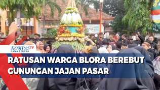 ratusan-warga-blora-berebut-gunungan-jajan-pasar