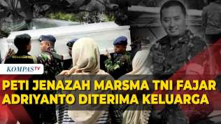 momen-peti-jenazah-marsma-tni-fajar-adriyanto-tiba-di-rumah-duka-disambut-keluarga