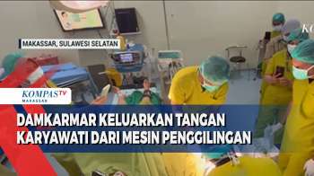 Damkarmar Keluarkan Tangan Karyawati Dari Mesin Penggilingan