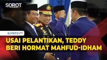 Kala Seskab Teddy Hormat Ke Mahfud-Eks Kapolri Idham Azis Usai Pelantikan Komite Reformasi Polri