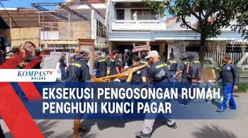Coba Halangi Eksekusi Rumah, Penghuni Sempat Kunci Pintu Pagar