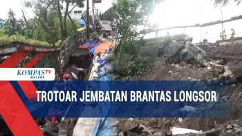 Trotoar Jembatan Brantas Longsor Timpa Rumah Warga