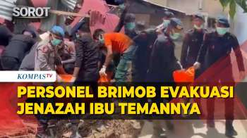 Mengharukan, Detik-Detik Brimob Evakuasi Jenazah Korban Banjir Sibolga, Ternyata Ibunda Temannya
