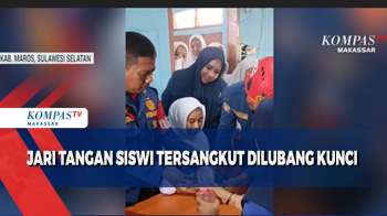 Jari Tangan Siswi Tersangkut Dilubang Kunci