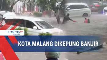 Penampakan Kota Malang Dikepung Banjir, Motor Sampai Terseret
