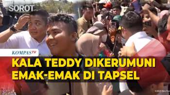 Kala Seskab Teddy Dikerumuni Emak-Emak Saat Dampingi Presiden Prabowo Cek Bencana Di Tapsel